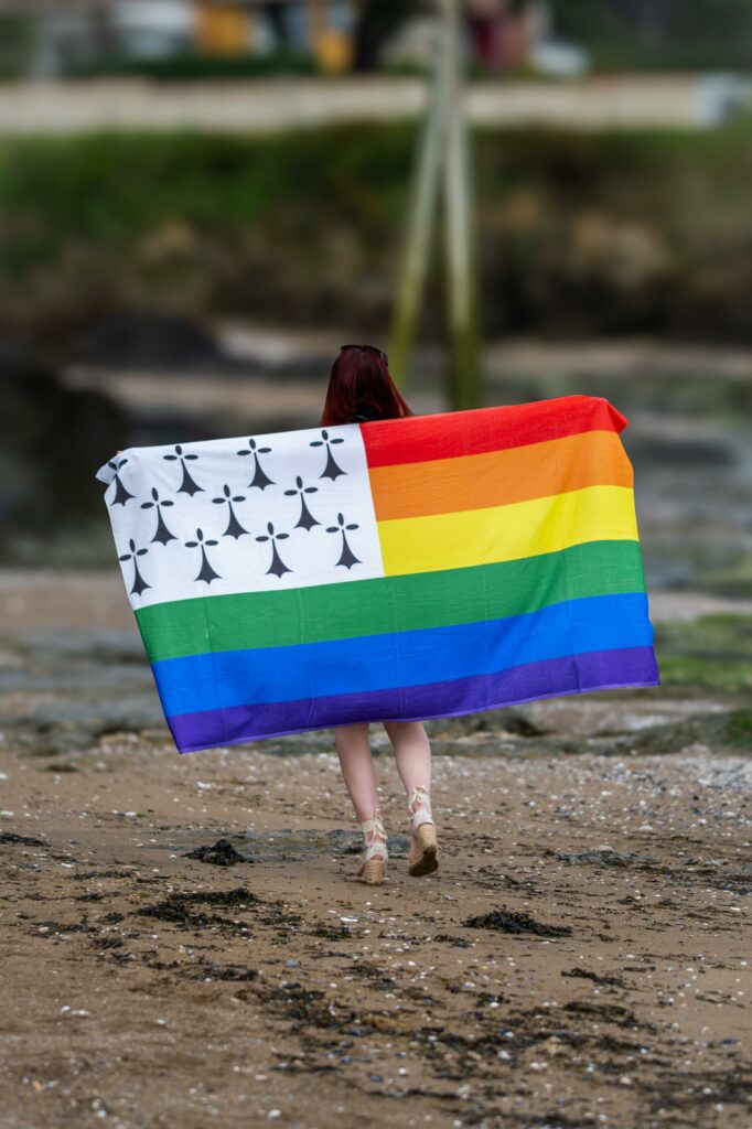 Le drapeau gayton à la plage